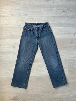 Gråa US Polo Assn Jeans Storlek W30 L32 - Fina Jeans i grå färg. Jeansen är i mycket bra skick och sparsamt använda. |  Äkta som allt annat jag säljer! ✅ |  Storlek: W30 L32 | Skick: Mycket Bra Skick - blivit lagat på ett ställe men inget tydligt (SE SISTA 2 BILDER) | Färg: Grå | Märke: US Polo Assn | Modell: Jeans |   Hör gärna av dig vid frågor så svarar jag så fort jag kan! 😁 |