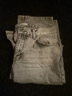 Gråa raka jeans från Gina tricot  - Använda men ändå bra skick, har en lim fläck på ena fickan. Är rak modell på jeansen och mid waist. Du betalar frakten.                                                                              Det är bara att fråga om du har funderingar🤗