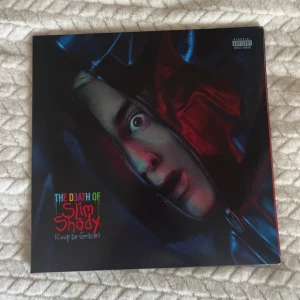 Eminem – The Death of Slim Shady Limited Edition Colored Vinyl - Säljer Eminem – The Death of Slim Shady (Coup de Grâce) limited/special edition vinyl.  2LP colored vinyl: 🔴 1 röd skiva 🔵 1 blå skiva  Endast testspelad 1 gång på ena skivan. Både vinyl och omslag i väldigt fint skick / nära nyskick.