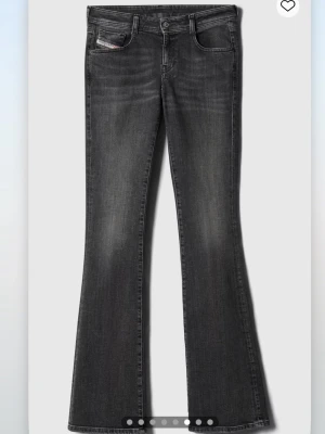 diesel bootcut jeans  - köpte för 1800, super fint skick och väldigt sköna! midjemått: 36 cm, innerbenslängden: 78 cm