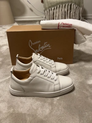 Christian Louboutin Skor - Säljer ett Par christian louboutin skor Skick: 8,5/10🧮  Inkluderat: Allting Og Ingår!♦️  Pris: 3199krkr ej hugget i sten🎗️  Storlek: 42,5-43,5♣️  Snabbaffär = priset sänks-SERIÖSA BUD🔓