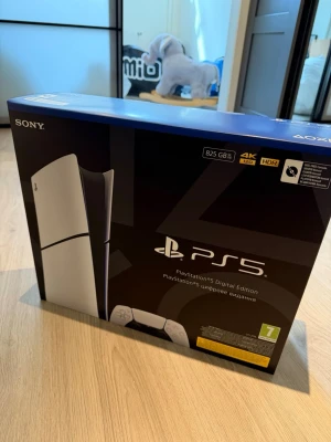 PlayStation 5 Digital Edition 825GB - PlayStation 5 Digital Edition från Sony med 825GB lagring. Konsolen är vit med svarta detaljer och har en futuristisk, stilren design. Stöder 4K, 120Hz och HDR för grym spelupplevelse. Levereras i originalkartong med DualSense-handkontroll. Helt nytt aldrig använt.