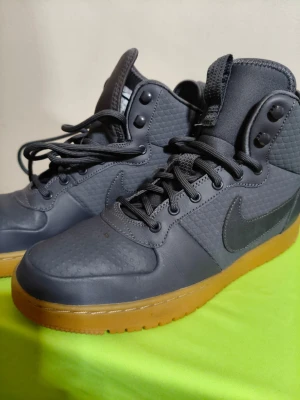 Nike Air Stl 44  - Ny skick , använd bara en gång 