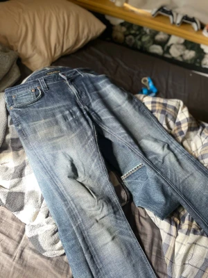 Nudie Jeans - Nudie jeans med fet wash som ni ser på bilderna. Storlek 32/32. Model slim Jim. Ingen brådska att bli av med dom så kom med rimliga pris.😀