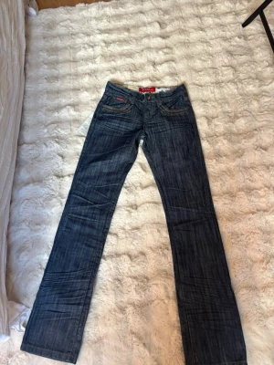 Ett par svin snygga jeans från VOESS - Svin snygga straight jeans från VOESS med prislapp säljer dessa för dom är för små i låren och midjan för mig så får inte på mig dom