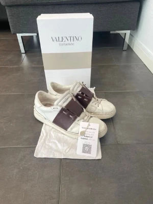 Valentino open skor 41 - Valentino open skor herr| pris:1049kr| storlek:41| skick: 7/10| box, dustbag och kvitto tillkommer| hör av dig vid minsta lilla fundering eller fråga|