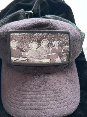 Maggiore limited edition  - Säljer denna limited edition kepsen med motiv på grund av att den inte passar mig. Den är knappt använd och därför är den i väldigt fint skick. Pris kan diskuteras och man får med låda och dustbag. 