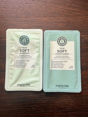 Maria Nila True Soft schampo & balsam - Två provpåsar med Maria Nila True Soft schampo och balsam, 12 ml vardera. Förpackningarna är i ljusgrönt och mintgrönt med svart text. Veganska och djurvänliga produkter, tillverkade i Sverige. Perfekt för resan eller att testa nya hårvårdsprodukter.