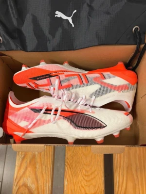 Puma Ultra 5 Ultimate FG - Ett par helt nya Puma Ultras, endast testade aldrig använt eller spelat med då de inte passar. Perfekt för dig som vill ha bra kontakt med bollen kolbinerat med speed. Priset kan diskuteras!!