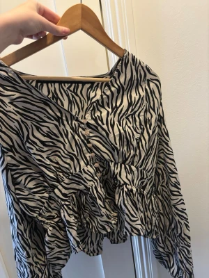 Säljer zebra blus från lager 157 - Säljer ni denna zebra blus från lager 157 i storlek m 