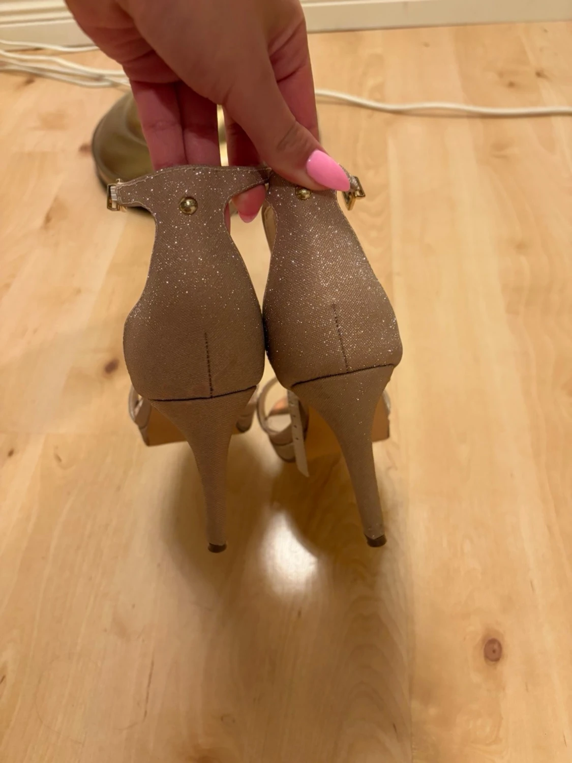 Glittriga nude pumps med ankelrem - 1