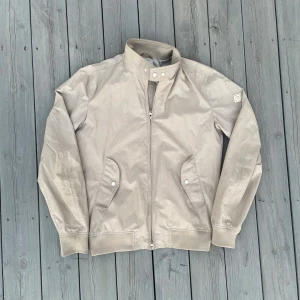 Beige vindjacka från J.Lindeberg - Säljer denna snygga jackan från J.Lindeberg!     skick | 8/10 | storlek S | hör av dig vid frågor!!