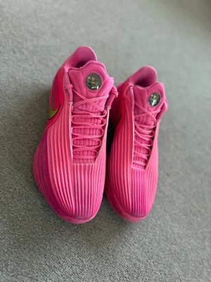 Nike air zoom gt cut 3 turbo - Säljer ett par feta, basket skor. Går även att använda till andra sporter. Säljer dem för att karriären tog slut. Använda i en halv säsong, som ny skick lite nötta längst bak inne i skon men inge annat. Ny pris 3000kr