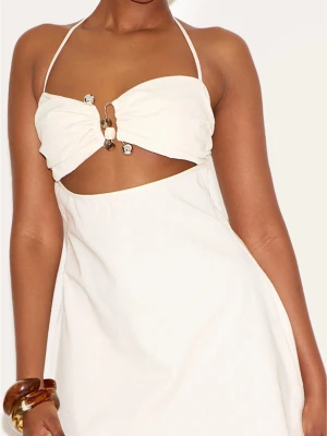 Vit kort klänning med cut-out och pärldetaljer från pretty little things - Trendig vit kort klänning med halterneck och snygg cut-out framtill. Överdelen har dekorativa pärlor och metallknappar som ger en unik touch. Kjolen är lätt utsvängd och klänningen knyts i nacken. Perfekt för sommarens alla tillfällen. Storlek 12 men passar s!