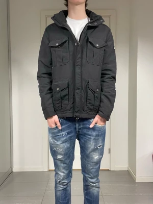 Woolrich Jacka  - säljer nu denna riktigt snygga woolrich jacka. jackan tillverkas ej längre så därav extra eftertraktad då en ej går att få tag på ny. nypris ligger på 6 000, skriv för fler bilder/frågor🙌🏼    