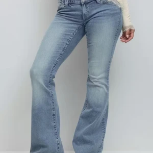 Ljusblå bootcut jeans från True Religion - Säljer dessa slutsålda jeans från Gina pga fel storlek. Endast använt få gånger!