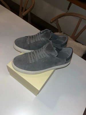 Axel arigato skor - Snygga gråa sneakers från Axel Arigato i mocka med vita sulor. Storlek 41 och i bra skick 