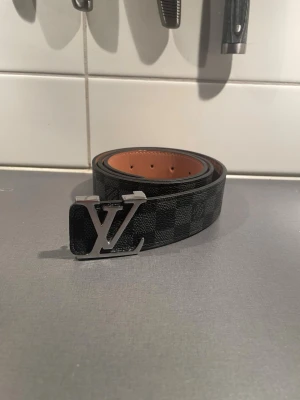 Zara bälte - Säljer bälte från Zara i väldigt bra skick. Det är 110 cm långt. Använt ett fåtal gånger bara. Priset är inte helt hugget i sten🪨 bara höra av er vid minsta lilla fråga🙌