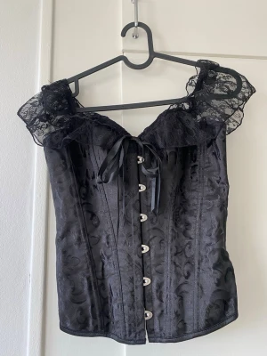 Svart spetskorsett - Svart korsett med spetsarmar 🖤storlek xs/s 