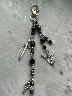 Bag charm/ nyckelring med berlocker  - Bag charm/nyckelring med berlocker, gjord av mig💕