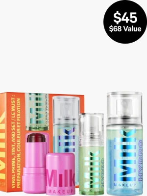 Milk Makeup Makeup Must Haves kit - Ett kit från Milk Makeup med basprodukter för ansiktet. Innehåller en rosa stick, samt två genomskinliga flaskor med blå och grön text. Perfekt för att grunda, färgsätta och fixera din makeup. Kommer i en färgglad förpackning.