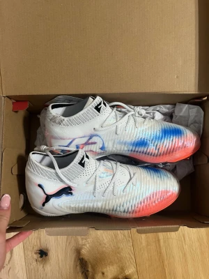 Puma Future 8 Ultimate FG fotbollsskor - Säljer ett par helt nya Puma Future 8 Ultimate FG. Påse, kartong finns med. Aldrig använda inte ens prövade! Säljer för att fick dubbla. Perfekta för spel på naturgräs. NYPRIS 2699kr! 