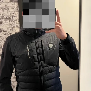 sail racing hybrid jacka - sail racing hybrid jacka Köpt för 1 år sen  Har ett litet hål nere vid handen på jackan Storlek S