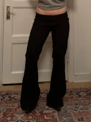 Lågmidjade kostymbyxor  - Så snygga Lågmidjade kostymbyxor från Pimkie. Väldigt utsvängda. Midjemåttet är ca 41cm rött över och innerbenslängden är ca 84cm.