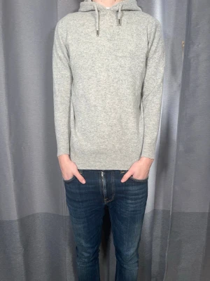 Hoodie i ull - Tja!| Säljer denna snygga hoodie i ull!| Mycket gott skick och inga defekter, förutom att den är lagad i armhålan, vilket man inte ser!| Kontakta mig vid minsta fråga!| Pris kan alltid diskuteras!| //Nils- Storlek M, men passar xs/S