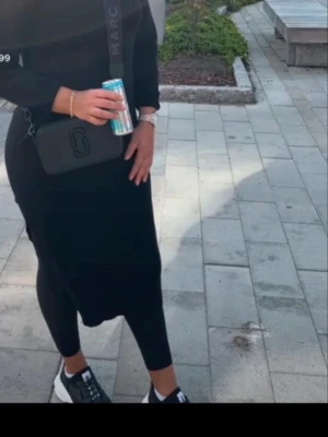 Stickad långklänning med dragkedja 2 st för 120kr - Säljer en stickad långklänning från NA-KD med ribbad överdel och dekorativ ringformad dragkedja framtill. Finns i både svart och beige. Klänningen har lång ärm och en avslappnad passform, perfekt för en trendig och bekväm look.