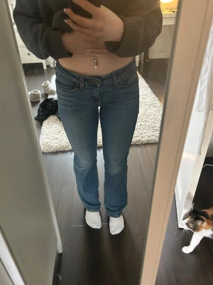 Levis Superlow boot jeans - Levis Superlow boot i storlek 28/30 sitter som 36/38/S. Low waist bootcut, väldigt bra kvalité, säljs på grund av ej använt så mycket samt lite för korta för min smak på mig. Nypris 949kr. Jag är 165 och dom sitter precis över marken när man har skor.