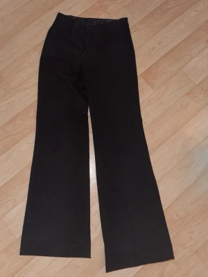 Zara kostymbyxor - Raka/vida kostymbyxor från Zara, säljer även matchande kavaj jag köpte med de🤩