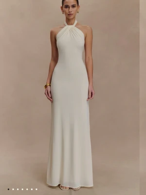 Balklänning  - Så himla fin balklänning, i det skööönaste materialet. Helt ny oanvänd med alla lappar + förpackning kvar. Säljer då jag beställde hem 2 storlekar och det kostar mycket att skicka tillbaka. Färgen är lite beige vit!❤️