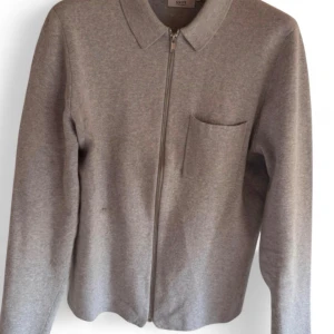 NN07 Milano full zip - Tyvärr är denna för liten köpte den förra våren och glömt bort den!!     Väldigt fin och passar till våren/sommaren, true to size!