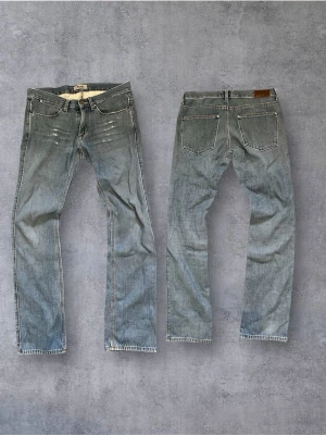 Vintage Acne jeans 30/32 - Säljer ett par ljusblå Acne Max Contrast Light jeans i klassisk femficksmodell. Jeansen har raka ben, normal passform och är tillverkade i 100% bomull. Snygga slitningar framtill och kontrastsömmar ger en cool vibe. Perfekt för dig som gillar stilrena jeans.