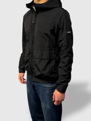 Calvin Klein vindjacka  - Calvin Klein vindjacka i mycket gott skick. Vindjacka (ej vattentät) - Storlek M - Varsamt använd utan slitningar eller hål.