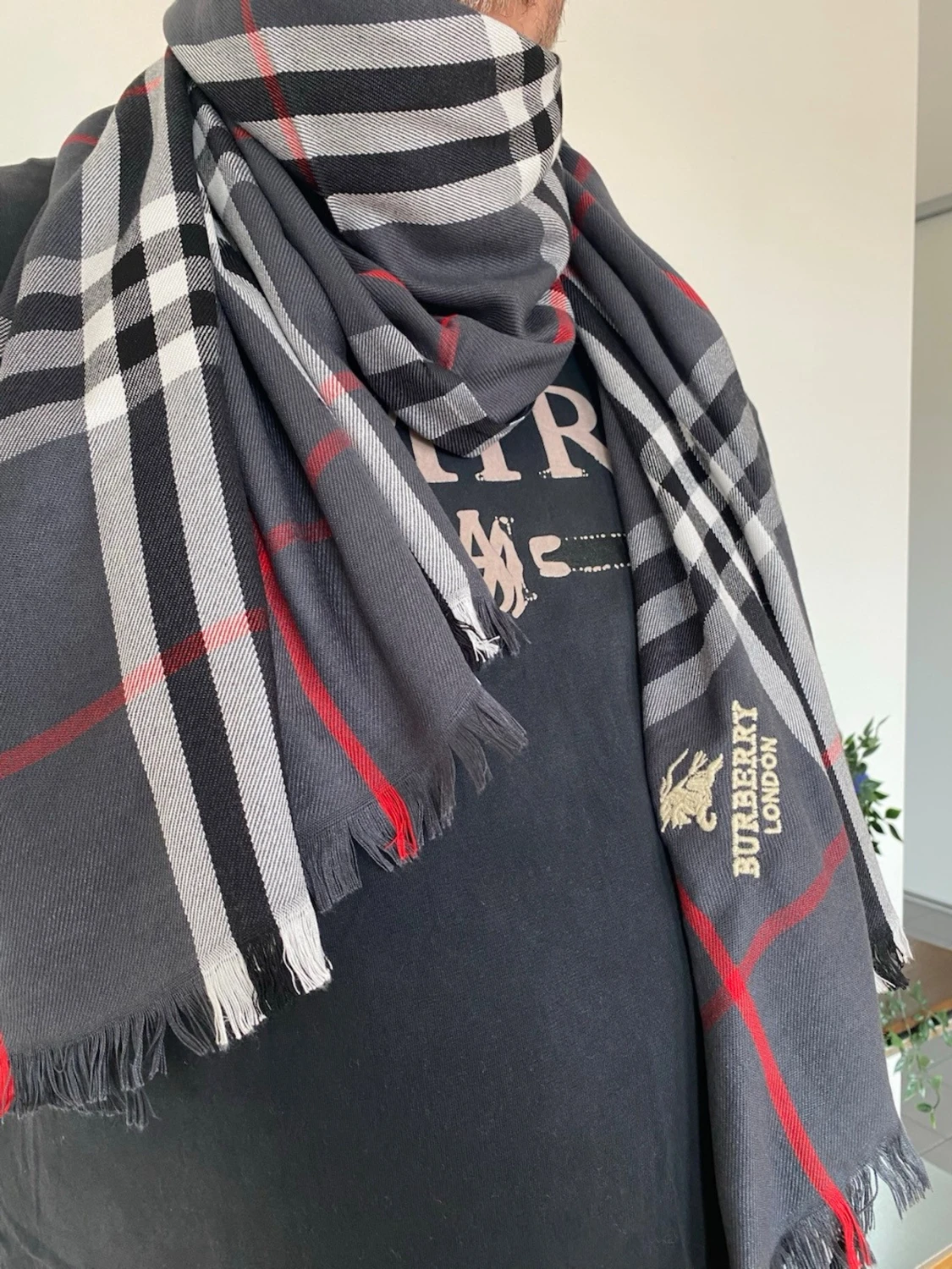 Grå rutig halsduk från Burberryy - 2