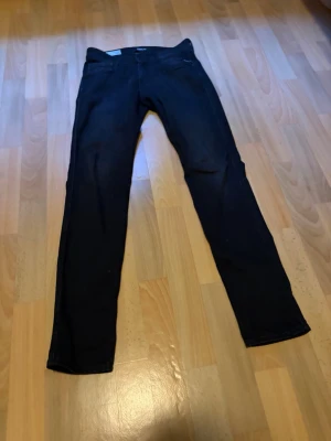 Svarta  replay anbass jeans slim  - Säljer för att dem är för små på mig, STRL 28W 32L köpt i butik för 1600kr 