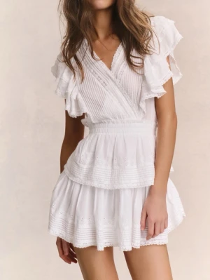 Love Shack Fancy klänning - Världens finaste klänning, har lite rosa inslag så inte helt vit!!🌸kan gå ner i pris vid snabb affär 