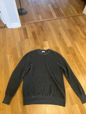 Olivgrön stickad tröja - Säljer en olivgrön tröja