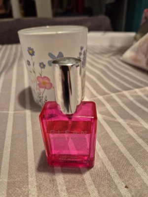 CLEAN Summer Escape parfym - Fräsch parfym från CLEAN i doften Summer Escape. Flaskan är fyrkantig och genomskinlig med en stark rosa färg och har ett stilrent silverfärgat lock. Perfekt för dig som gillar lätta och somriga dofter. Ca 75% kvar i flaskan som rymmer 15 ml.