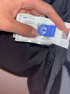 Svart dunjacka från Canada Goose - Säljer en svart black label dunjacka från Canada Goose med huva och avtagbar pälskant. Jackan har en klassisk patch på ärmen och stängs med både dragkedja och knappar. Fylld med dun och fjädrar för maximal värme under kalla vinterdagar.