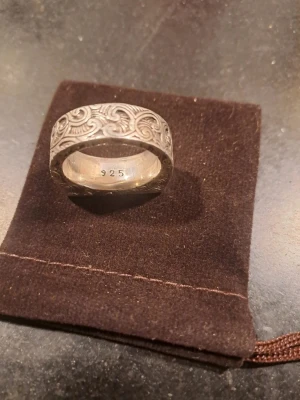 Bred silverring med mönster - Unik bred ring i 925 sterling silver med detaljerat graverat mönster runt hela ringen. Ringen har en fyrkantig form och en cool, bohemisk vibe. Perfekt för dig som vill sticka ut med accessoarerna.