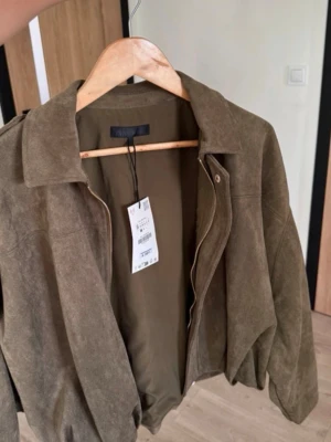 Zara bomber jacka i mocka  - Jättesnygg! Slutsåld i storleken s. Sitter mer som en xs.   Säljer pga färgen inte passade mig tyvärr😊