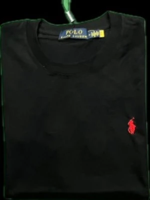 Polo Ralph Lauren T-shirt - Klassisk svart t-shirt från Polo Ralph Lauren med röd broderad logga på bröstet. T-shirten har rund halsringning och korta ärmar. Tillverkad i mjuk bomull för en bekväm känsla och enkel stil.