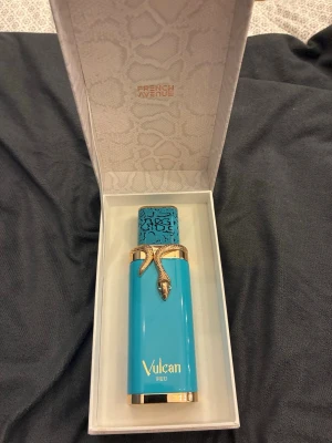 Vulcan Feu 100ml  - Jag säljer denna parfym från french avenue då den ej föll mig i smaken, oanvänd, endast sprayad på handled en gång där jag insåg att det ej var min stil. Citrusig mangodoft perfekt till sommaren, kan beskrivas som om det fanns mango smak på Sprite. 