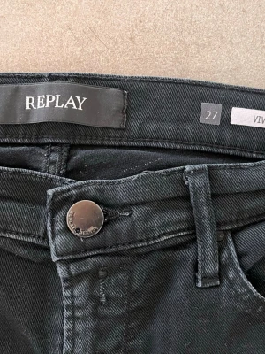 Svarta Replay jeans - Snygga svarta jeans från Replay i modellen VIVY. Slim fit. Väldigt fint skick!
