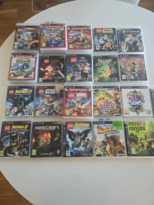 Samling PS3-spel LEGO, Sonic, Minecraft - Stor samling PS3-spel med titlar som LEGO Batman, LEGO Star Wars, LEGO Marvel, Sonic Generations, Minecraft, Rayman Legends, The Sims 3 och fler. Spelen har färgglada omslag och är i plastfodral. Perfekt för dig som gillar äventyr, action och klassiska spelserier. 21st 