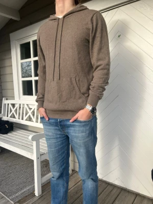 John Henric Cashmere Hoodie - Säljer nu denna väldigt snygga cashmere hoodien från John Henric! Använd max 10 gånger och är i nyskick! självklart 100% Cashmere och flexibel passform! Modellen på bilden är 1,84 och väger 74kg. Hör av dig vid vidare funderingar🤝🤝