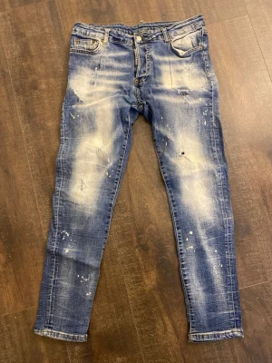 Dsquared Jeans - Säljer mina jeans från dsquared i perfekt kondition på grund av att jag växt ur de. Finns det några frågor om dom eller vill ha tydligare bild är det bara att skriva☺️           KAN PRUTAS🙏